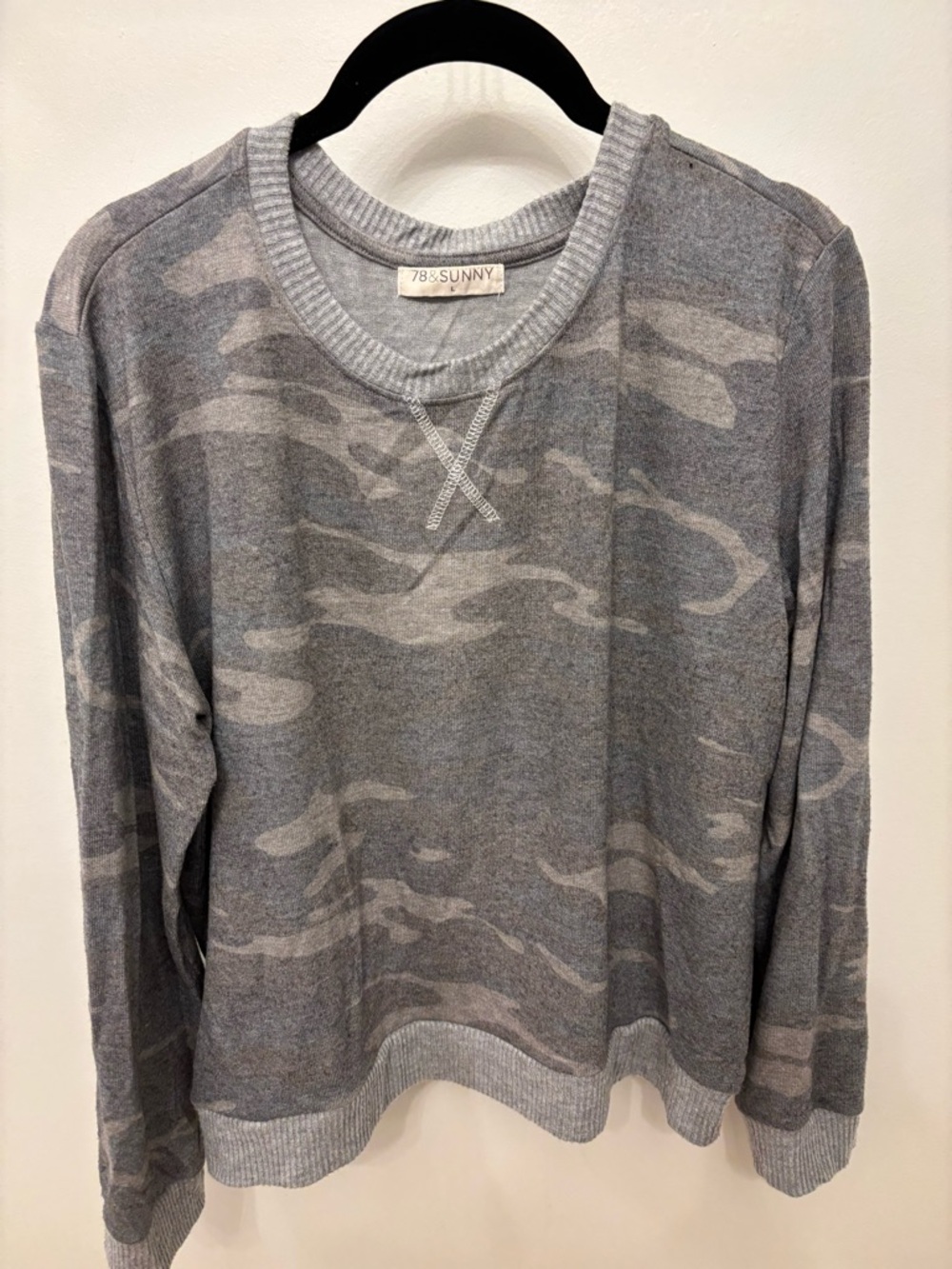 78 & Sunny Women's Gray Camo Crewneck Sweatshirt